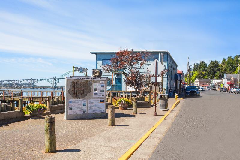 Holiday Inn Express Newport By Ihg Exterior photo