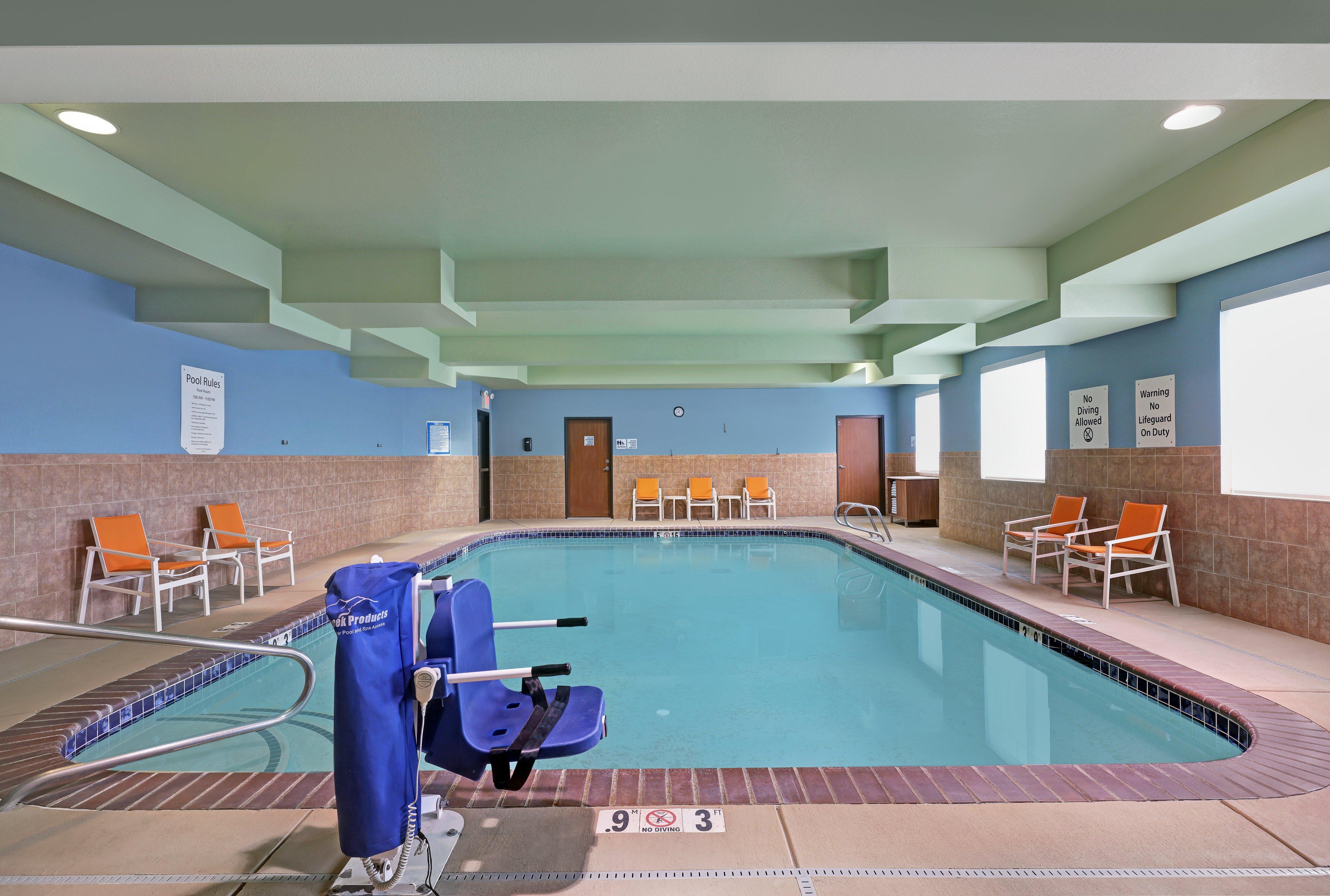 Holiday Inn Express Newport By Ihg Exterior photo