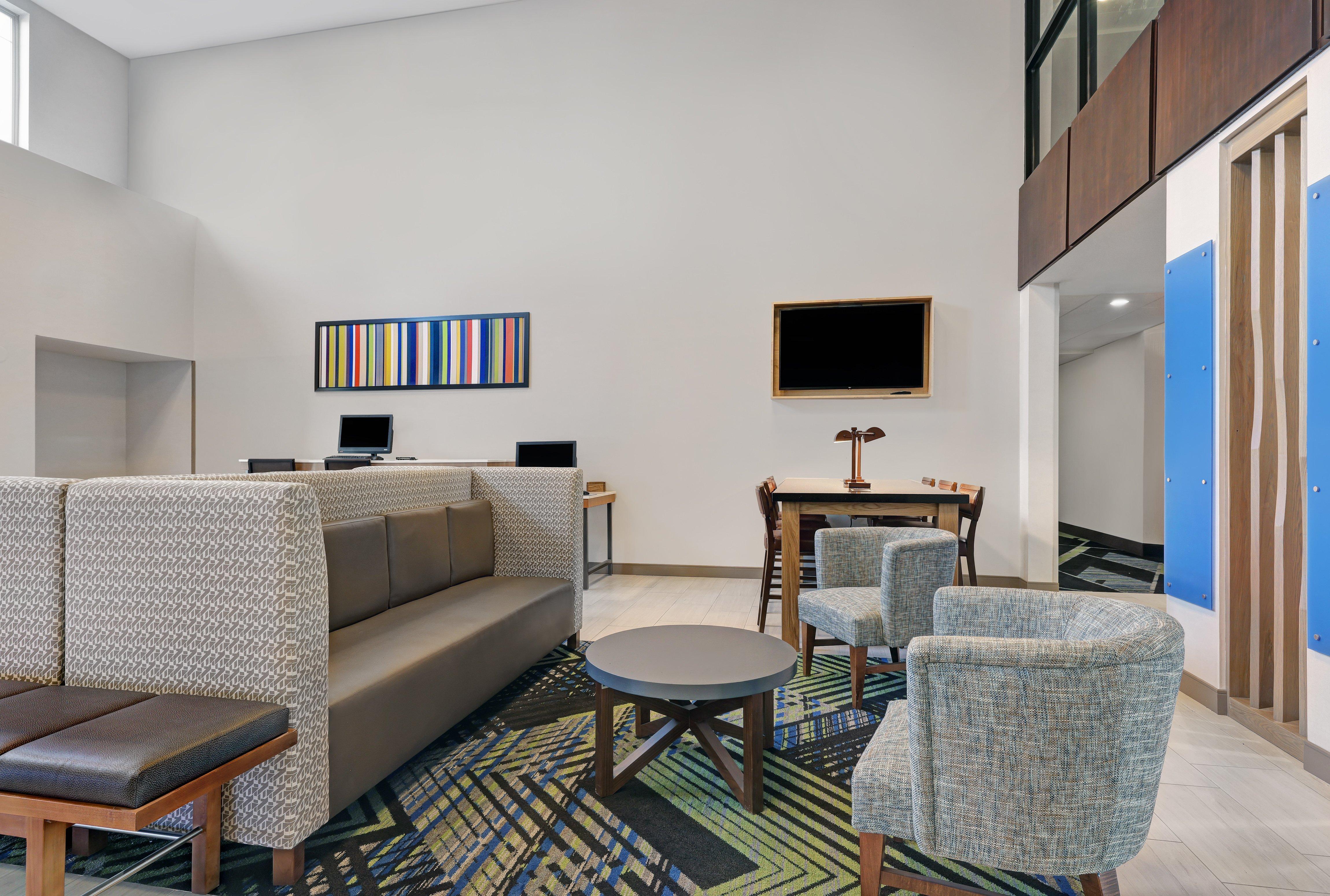 Holiday Inn Express Newport By Ihg Exterior photo