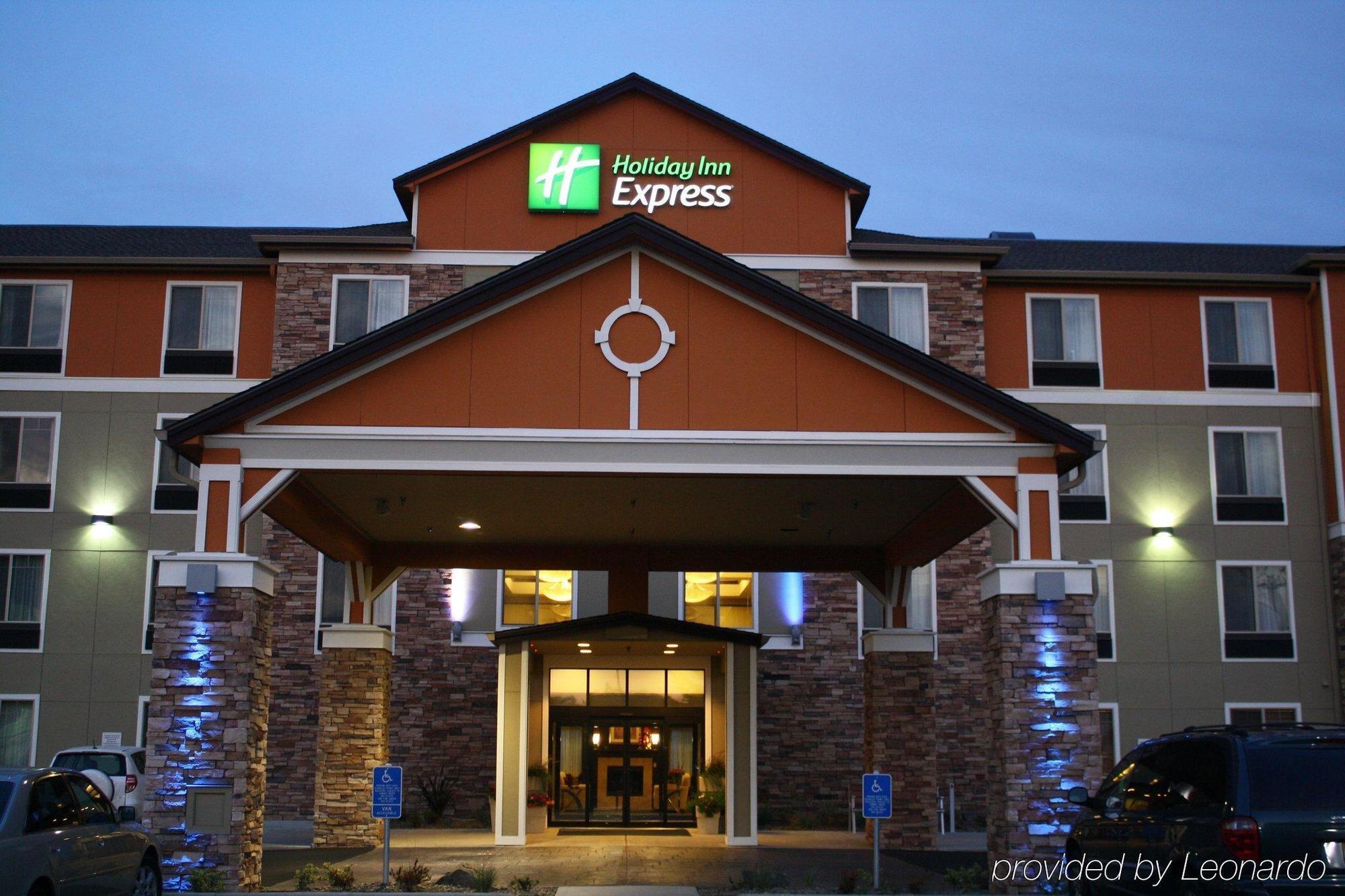 Holiday Inn Express Newport By Ihg Exterior photo