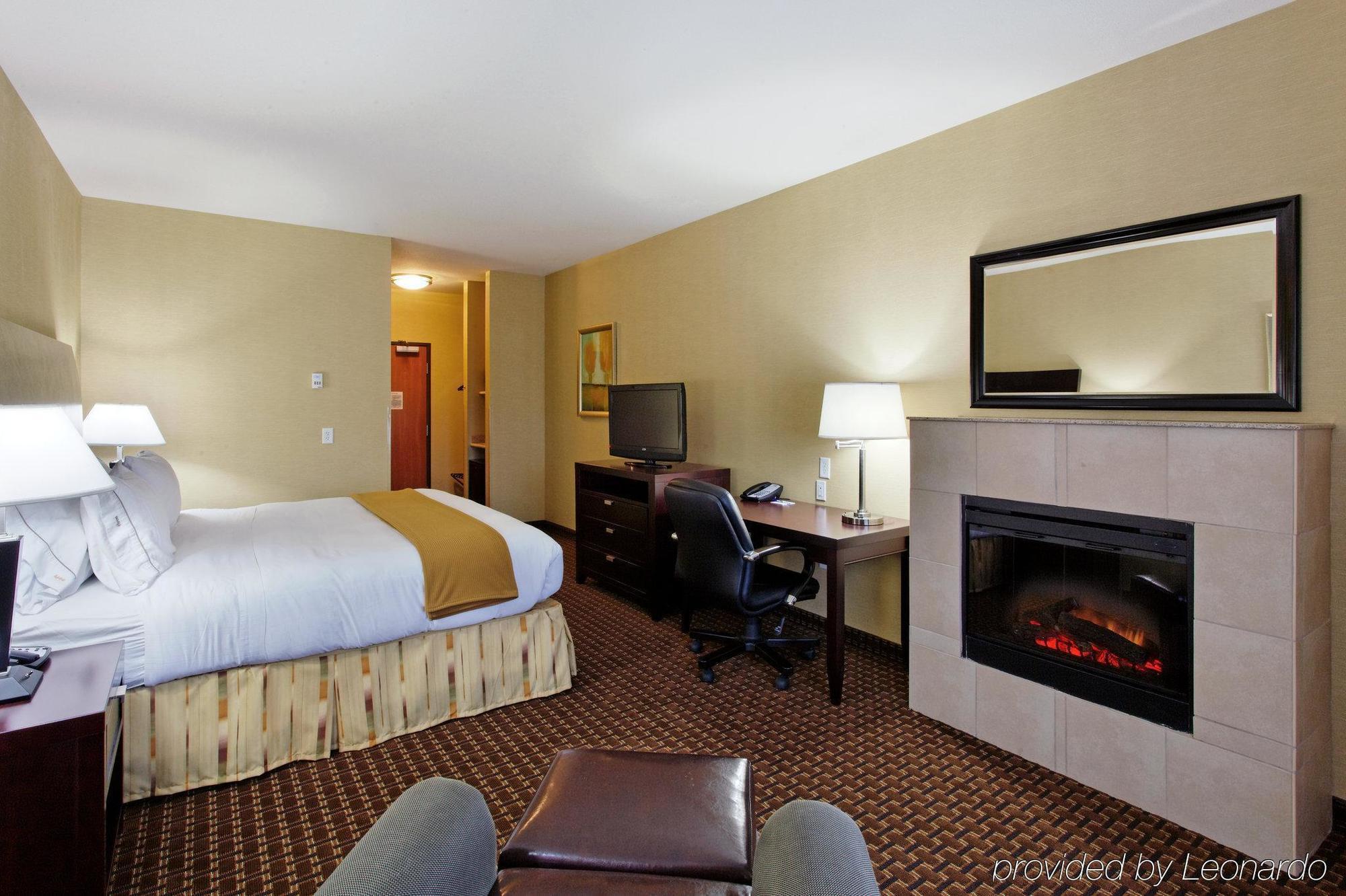 Holiday Inn Express Newport By Ihg Exterior photo