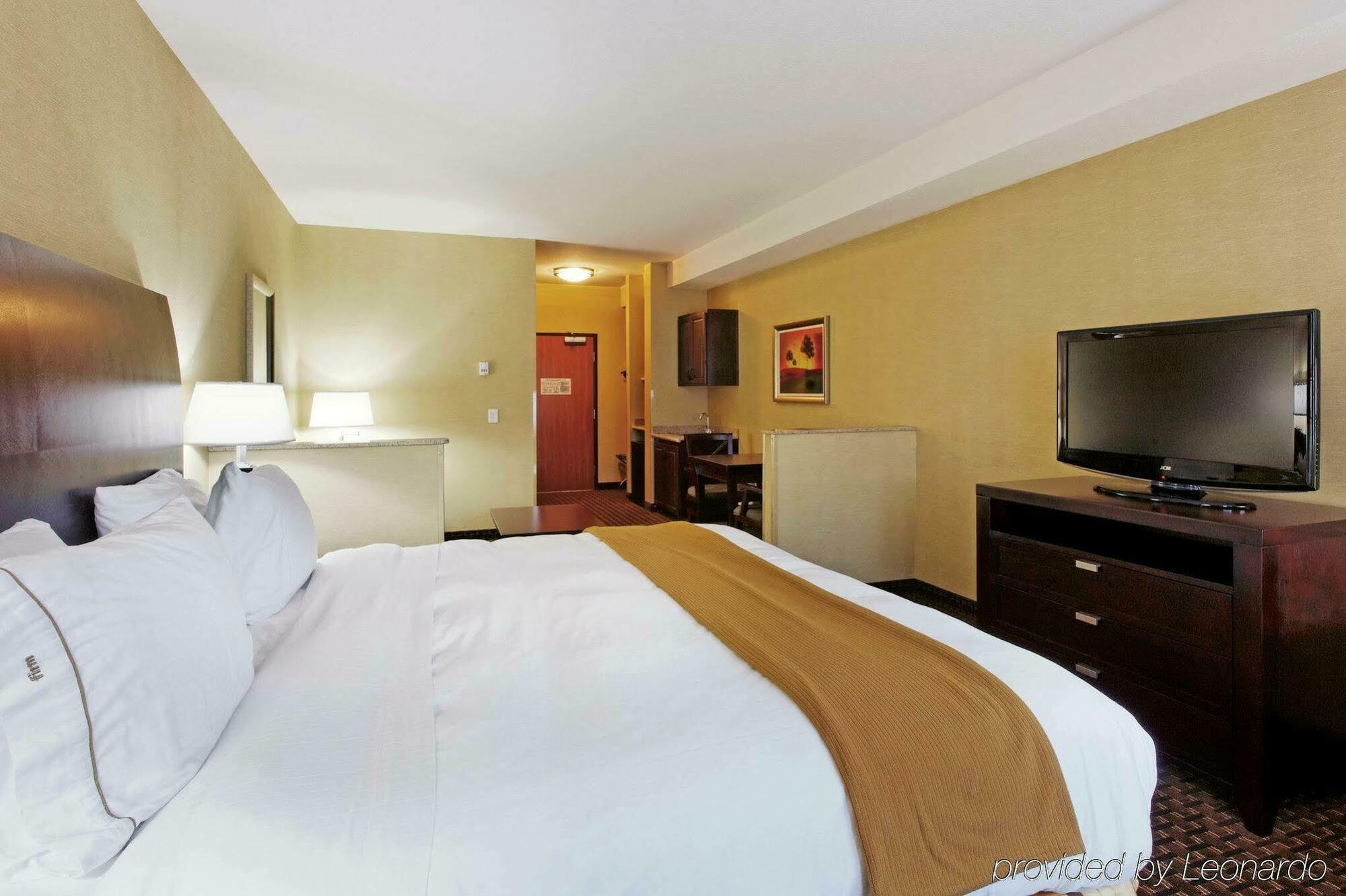 Holiday Inn Express Newport By Ihg Exterior photo